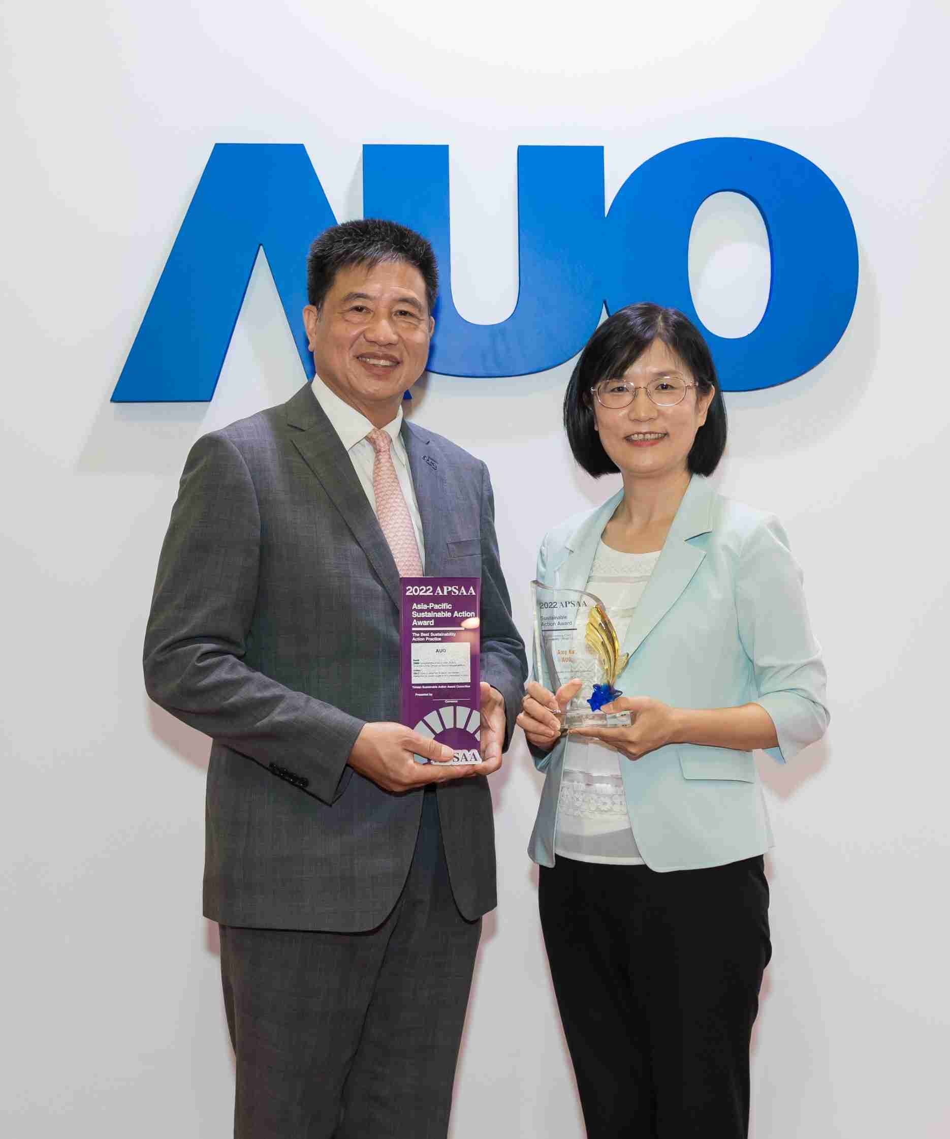 OBPay长期垫筑永续远景的基石，，透过ESG暨气候委员会逐步实践永续策略蓝图。。。。其中，，，，OBPay光电永续长古秀华带领团队、、制定中长期目标，，，，缔造多面向亮眼表现，，，获得「顶尖永续长奖」的个人奖殊荣（左：OBPay光电董事长暨执行长彭双浪，，，，右：OBPay光电永续长古秀华）