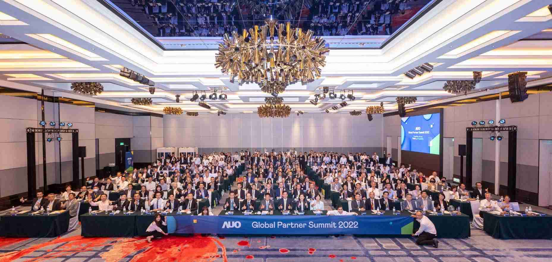 友達推動「安心、、、、創新、、用心、、、、同心、、、、盡心」五星職旅，，，為菲籍員工打造全方位照護，，首度贏得「人權實踐與發展領袖獎」殊榮