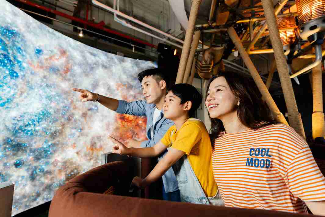 OBPay打造全台最大宽6公尺、、、高4公尺、、、唯一搭载LED弧形拼接显示屏的动感飞行船，，，，让乘客驻足在热气球上，，，享受身历其境的伪出国旅游乐趣