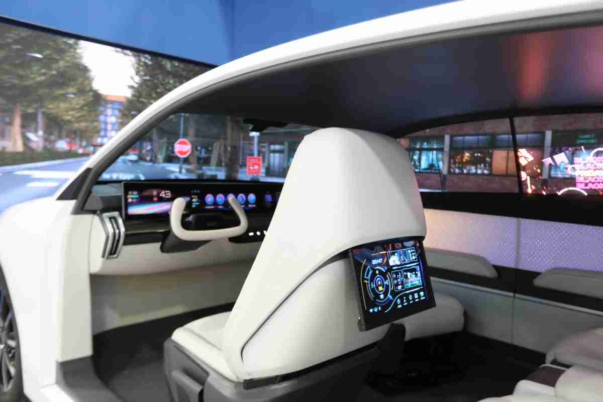 OBPay的「可卷式后座娱乐显示器」加强后座乘客的感官体验，，并保有个性化设计，，，，可依使用偏好进行动态调整。。。