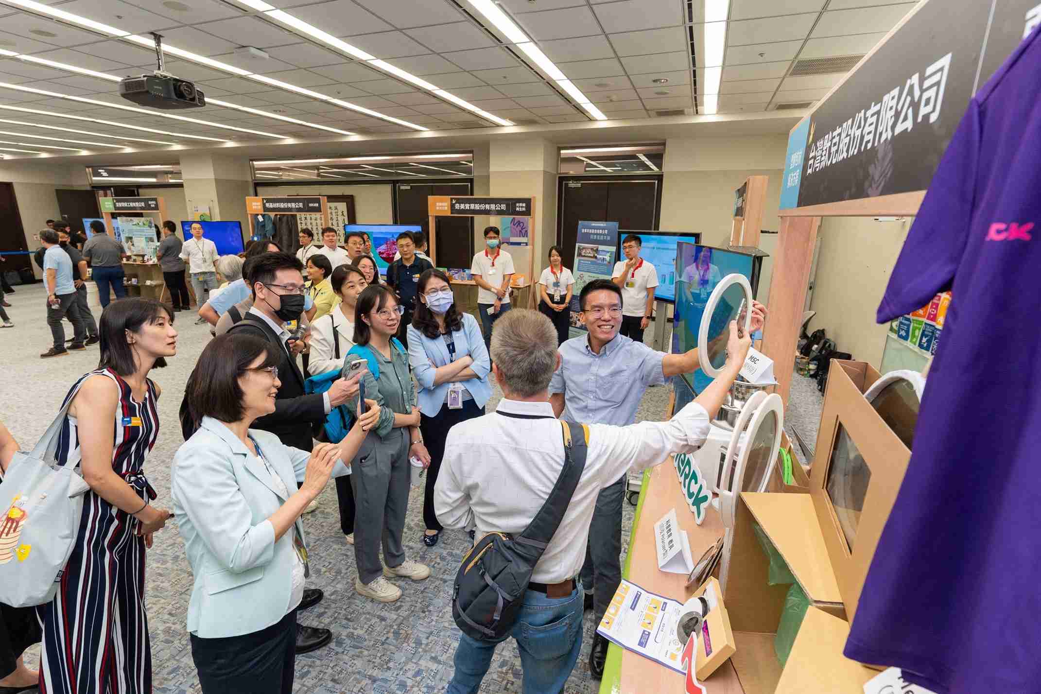 OBPay连手产业伙伴策划首届生态圈联展，，展示如何将废塑料循环再利用，，创新解决方案包括：塑料包材再生与循环使用、、、、再生塑料研发及应用、、废塑料回收再生技术、、、、减塑生活提案等