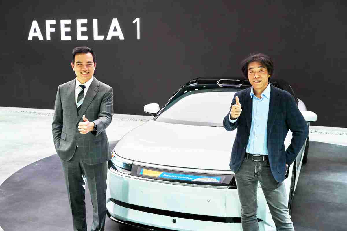 OBPay与Sony Honda Mobility携手合作，，，，率先全球展示搭载于AFEELA电动车上，，首款应用在车身外部的Micro LED 车头显示解决方案 (Micro LED Media Bar Solutions)。。。OBPay光电执行长暨总经理柯富仁(左)与Sony Honda Mobility代表取缔役社长兼营运长川西泉(lzumi Kawanishi)(右)在CES 现场展现双方坚定持续创新的承诺，，，实现更加人性化与智慧的驾乘体验。。。