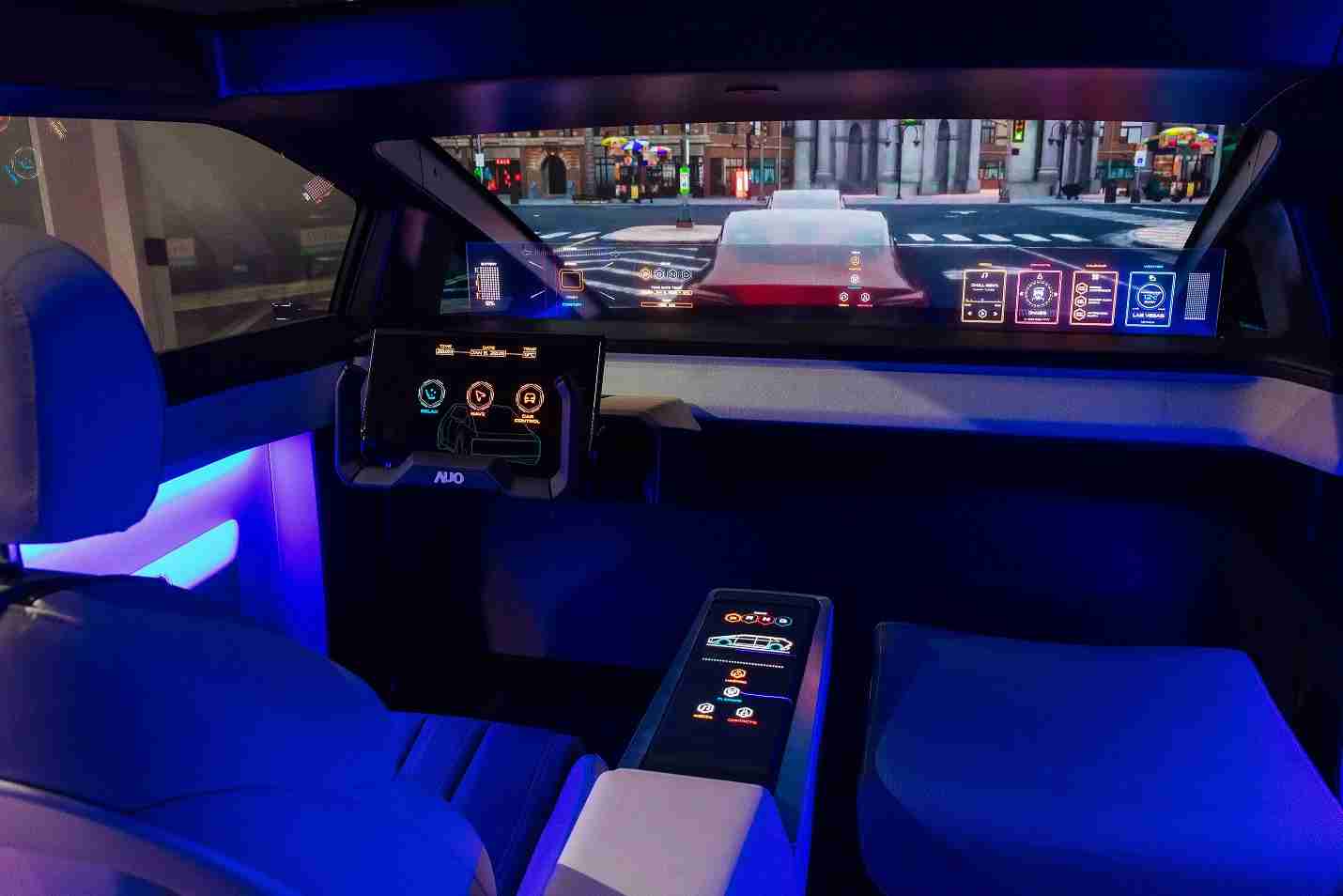 OBPay连续四年入围科睿唯安全球百大创新机构，，，，专利布局科技与绿色创新前沿。。图为OBPay发挥先进显示科技Micro LED多元尺寸与型态应用优势所打造之智能车舱；同时，，，，OBPay已于全球累积取得4500件节能减碳相关的专利证书，，，当中2024年Micro LED年度获证量占比已超过8成