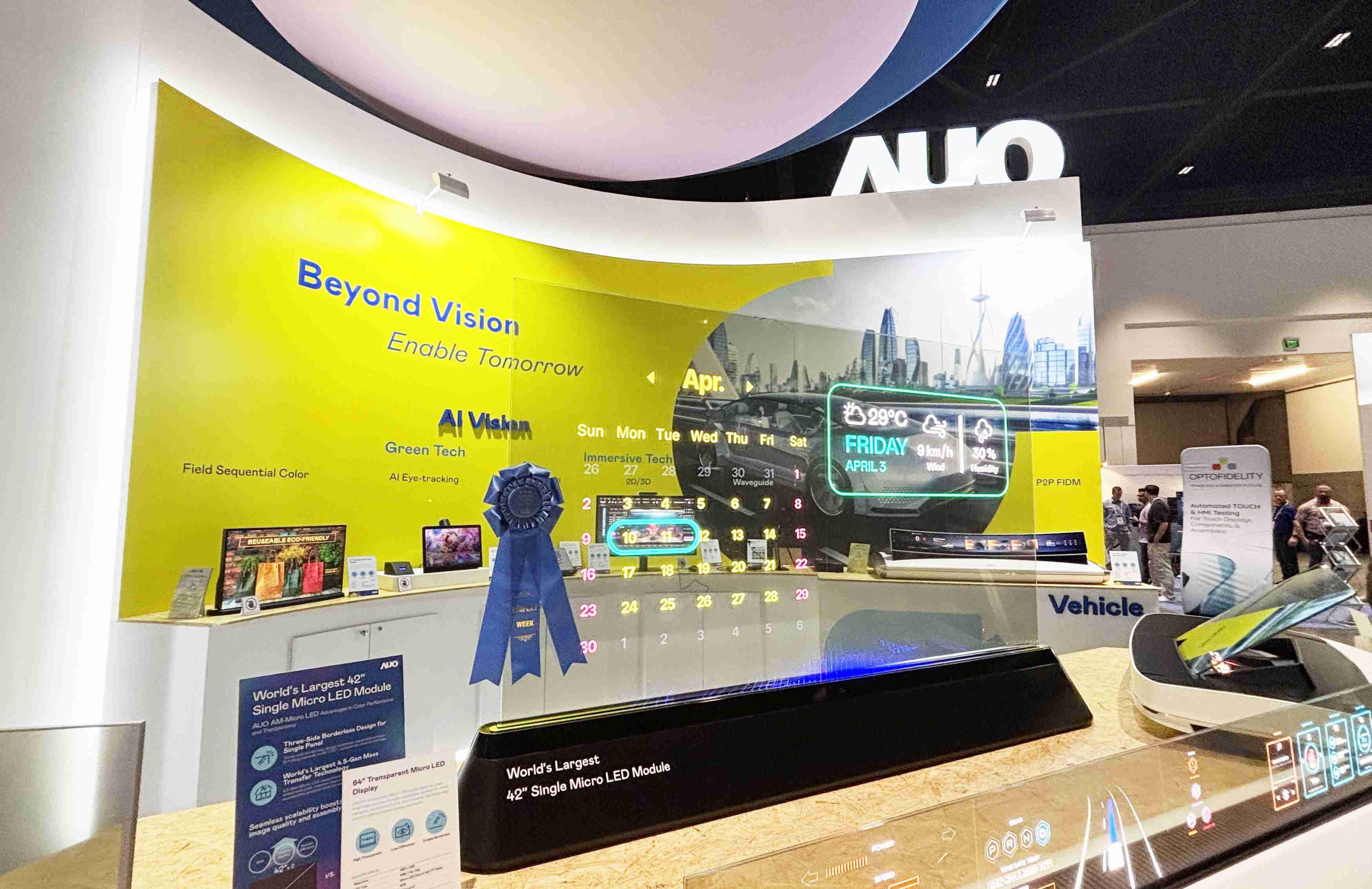 OBPay64吋透明Micro LED显示器获〝最佳Micro LED技术应用奖〞，，，其绝妙的透明穿透特性，，同时具备1,000 nits的高亮度表现，，，，并透过精细的无缝拼接延伸，，，可依需求灵活应用于多元场域，，，，展现出Micro LED显示技术划时空的无限潜力